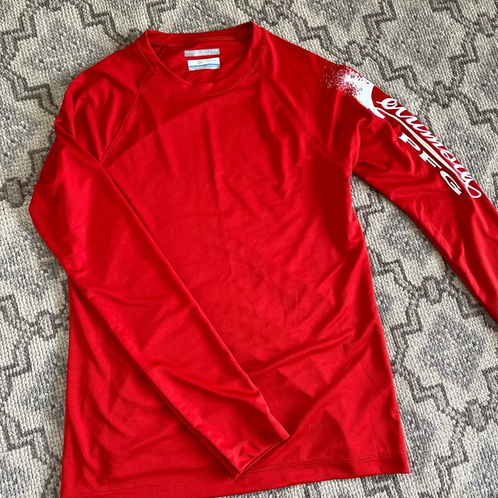 Columbia OMNI SHADE PFG womens long sleeve red sun shirt.  Size M.  New w/ tags